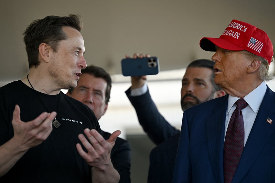 Elon Musk (l.) is preparing to join the administration of President-elect Donald Trump, who tapped him to be an advisor and head of the newly created Department of Government Efficiency (DOGE).