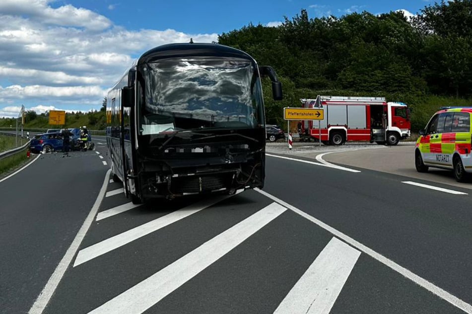 Auf der B299 sind in Bayern ein Bus und ein Auto kollidiert.