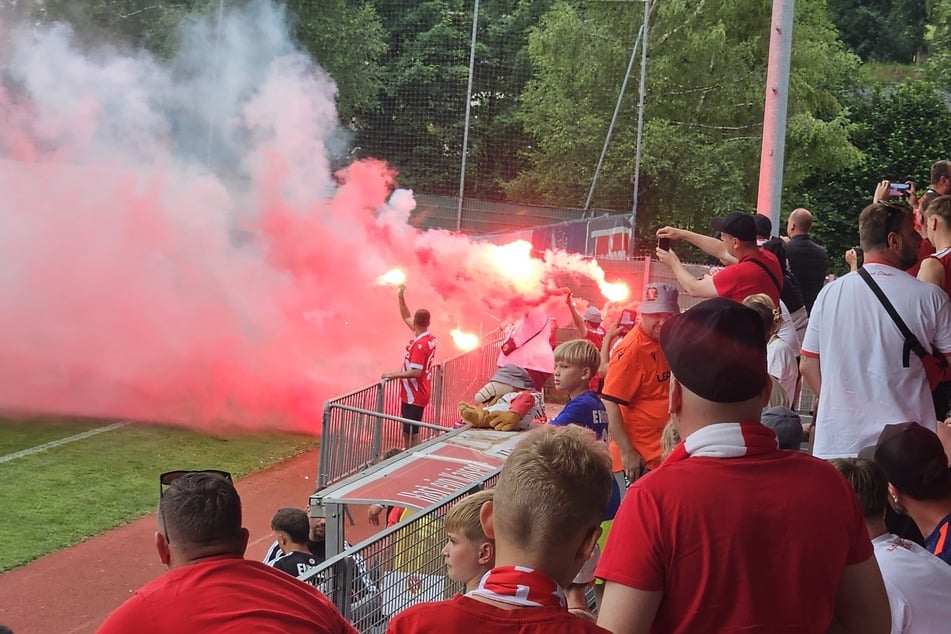 Einige Energie-Fans verewigen sich auf ihre Weise beim Testspiel.