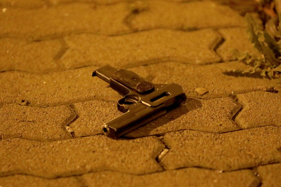 Die Tatwaffe – mit dieser vor dem Haus gefundenen Pistole soll auf ein Opfer geschossen worden sein.