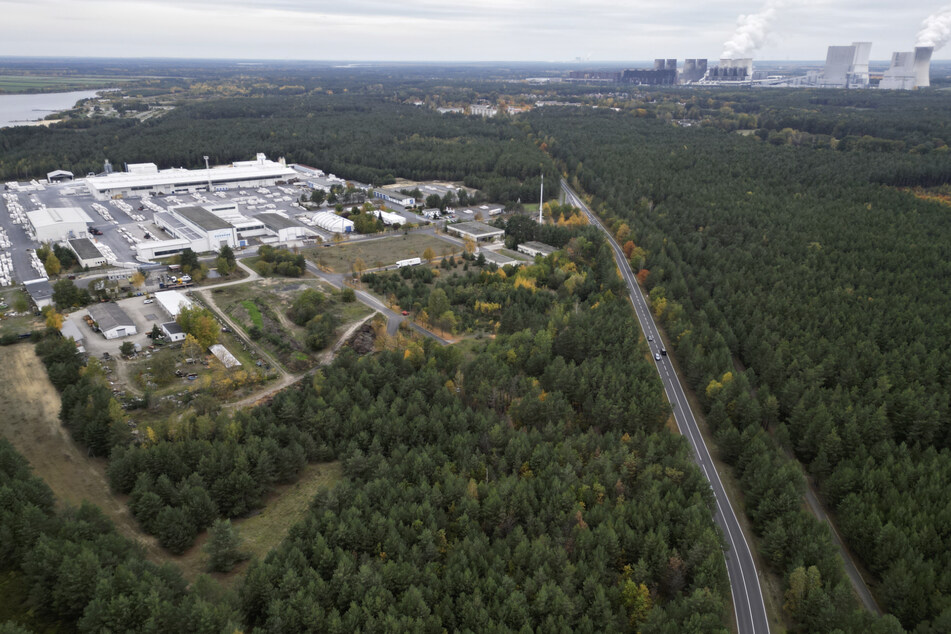 Der Standort im Gewerbegebiet Kringelsdorf aus der Vogelperspektive. Für die "Factory" stehen insgesamt 1,5 Hektar Fläche zur Verfügung. Im Hintergrund das Kraftwerk Boxberg.