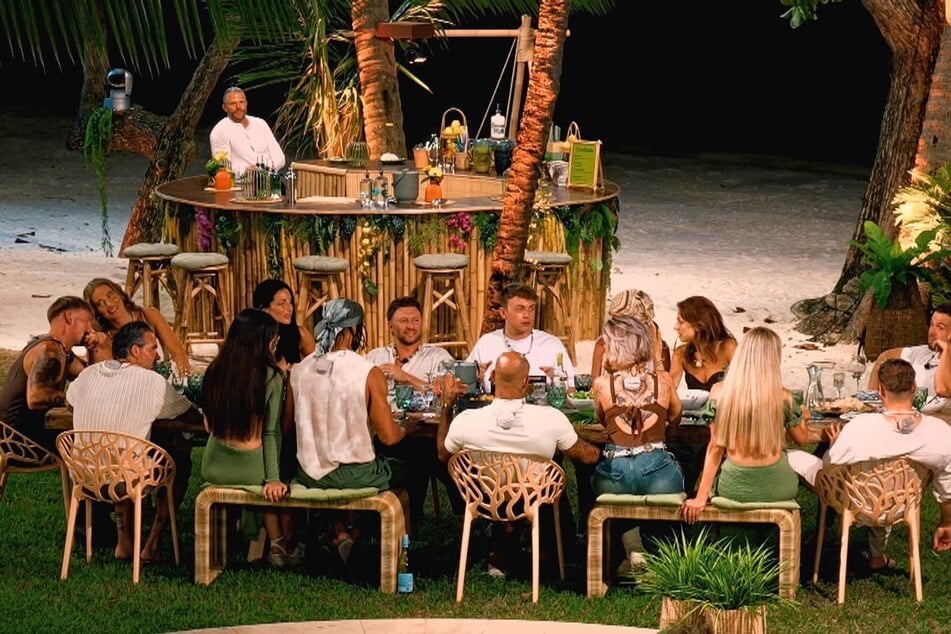 Sagt Bennett (29, ganz links) beim "Dinner der Wahrheit" auch wirklich die Wahrheit?