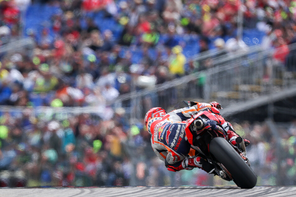 Diesmal wird die Tribüne nicht so aussehen. Noch nie zuvor hatte es auf dem Sachsenring ein MotoGP-Geisterrennen gegeben.