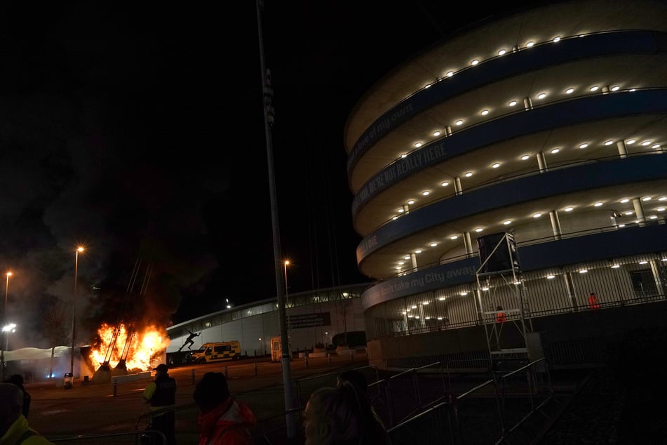 Vor dem Etihad ging am Mittwochabend ein Merchandise-Stand in Flammen auf.