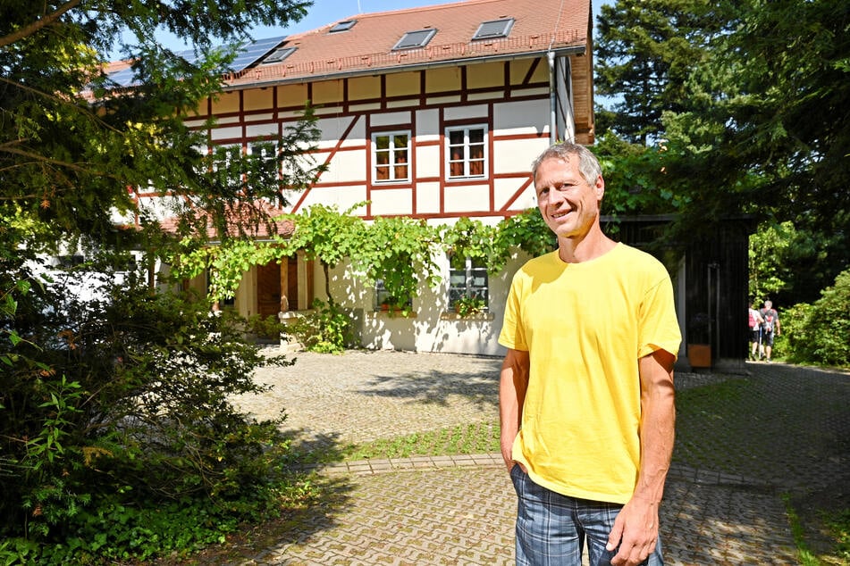 Heiko Hoppe (57) vor seinem Ferienhaus "Kleine Bastei" - Helfen ist für ihn selbstverständlich.