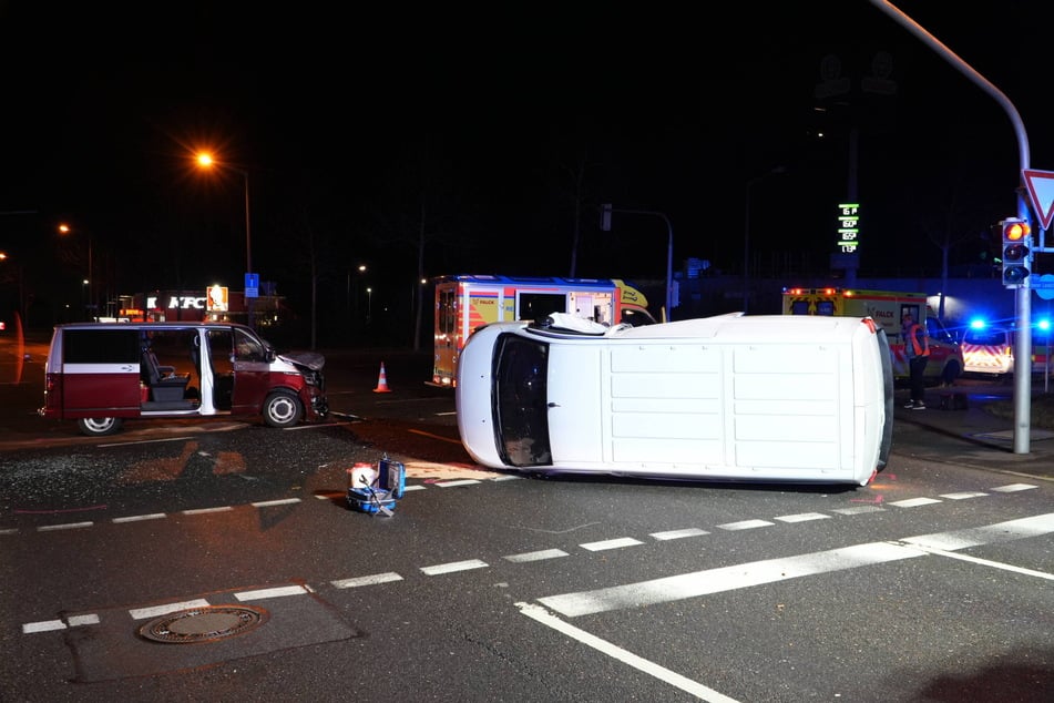 Einer der Transporter krachte nach dem Zusammenstoß auf die Seite.