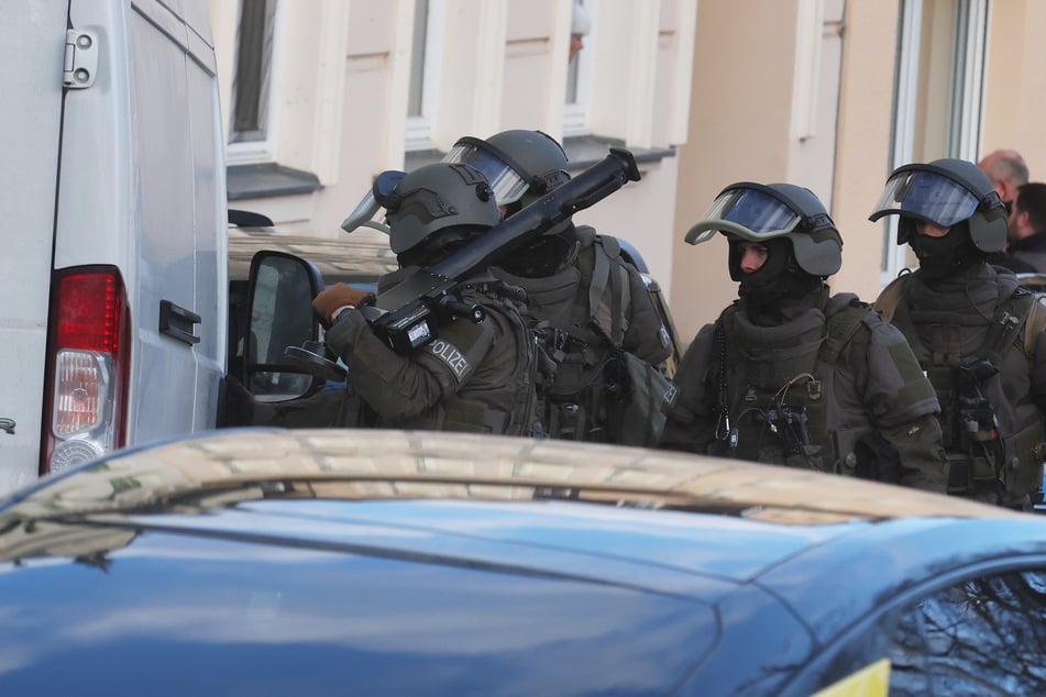 Nach dpa-Angaben sind Polizisten eines Spezialeinsatzkommandos (SEK) in der Altstadt in Gera im Einsatz.