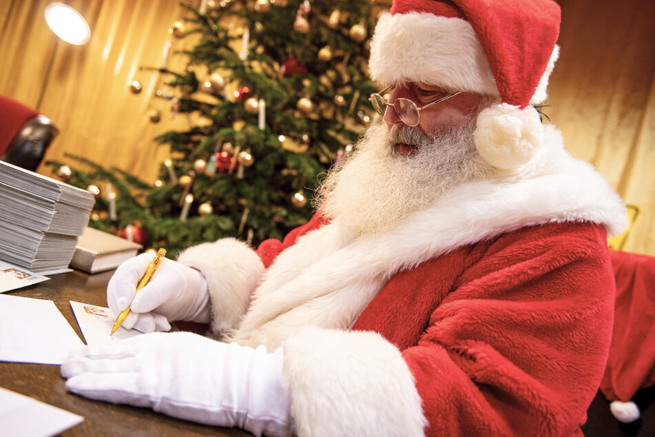 Der Weihnachtsmann hat ganz schön viele Kinderbriefe zu lesen.