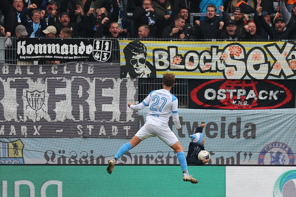 Abgehoben: Luis Fischer (20) jubelte nach seinem Tor zum 3:1 gegen Dresden mit den eigenen Fans.