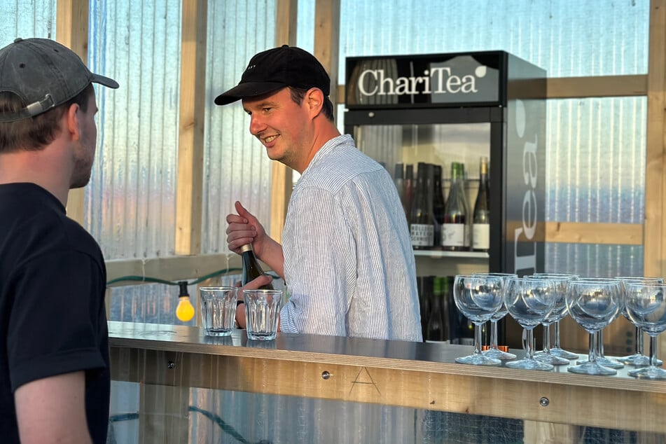 Gründer und Barkeeper Timo Durst (33) bietet verschiedene Weine aus seiner pfälzischen Heimat zum fairen Preis an seinem "Durst Kiosk" auf der Dachterrasse des "Jupiter" in Hamburg an.
