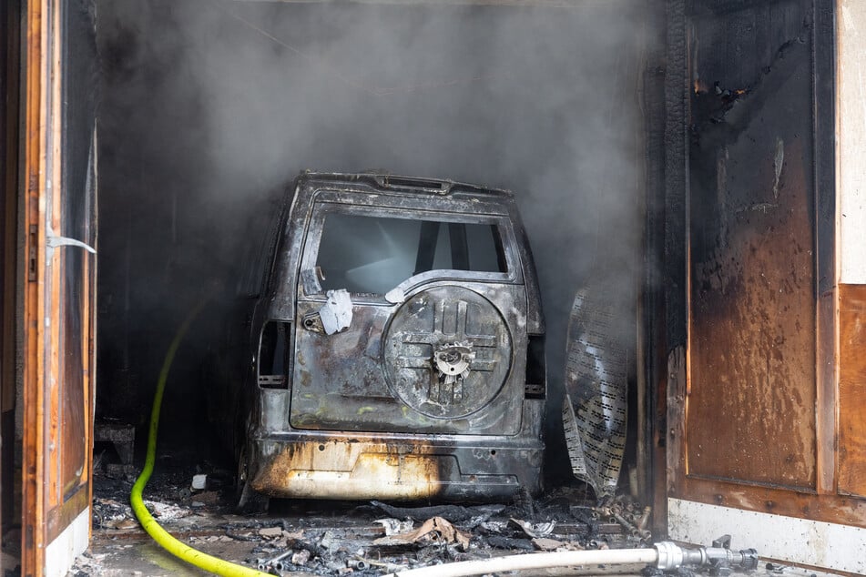 E-Auto steht in Garage und fängt an zu brennen: Feuerwehr verhindert Schlimmeres