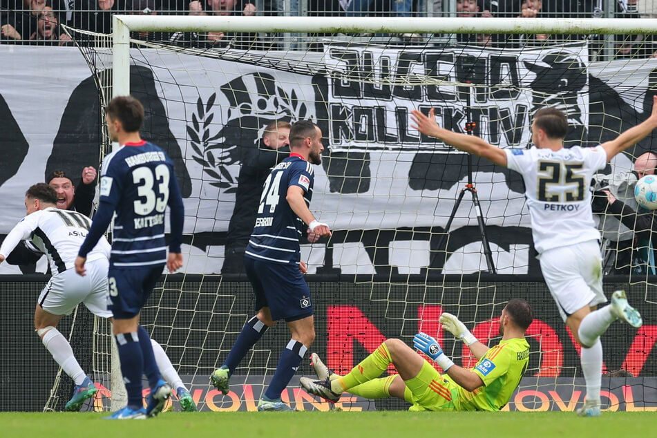 Jubel bei den Elversbergern, Frust bei den Hamburgern: Fisnik Asllani (l.) hat soeben zur 2:1-Führung für die Hausherren getroffen.