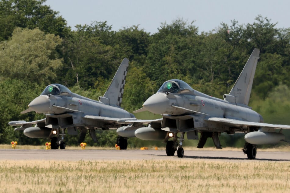 Anwohner, Urlauber und die Tierwelt müssen sich aufgrund der Kampfjet-Flüge auf Unruhen am Himmel einstellen. (Symbolbild)