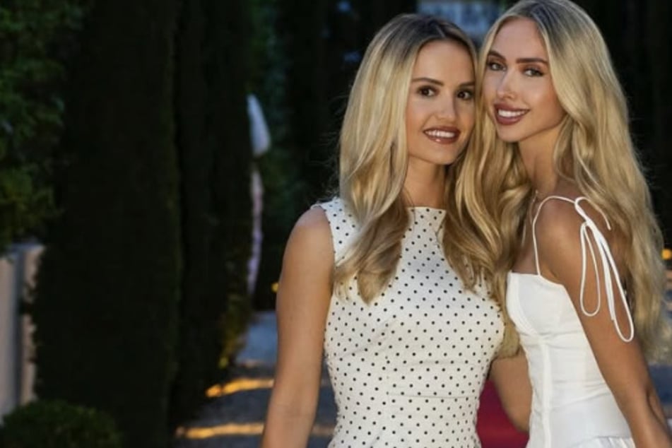 Davina (23, l.) und Shania Geiss (21) posieren jetzt für Bademode und Beachwear.