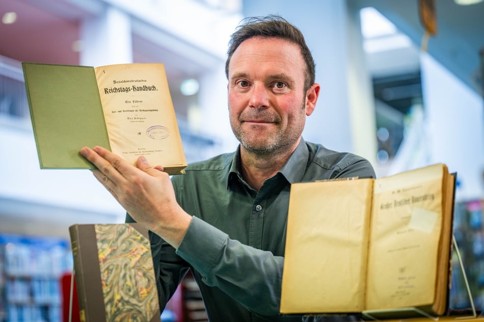 Volker Cirsovius (49) zeigt NS-Raubgutfunde, die im Magazin der Stadtbibliothek Chemnitz gefunden wurden.