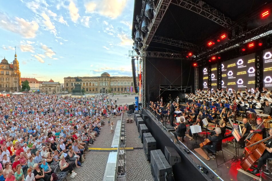 Rappelvoller Theaterplatz bei der Premieren-Eröffnung der Dresdner Philharmonie samt Kreuzchors.