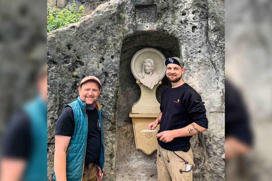Steinmetzgeselle Thore Brilloff (23, r.) und Steinmetz Martin Richter (44) von der Zwingerbauhütte brachten das Sandsteinmedaillon am Donnerstag in der Mariengrotte an.