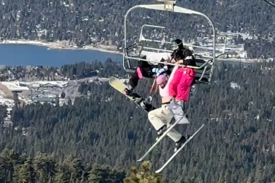 Die 21-Jährige hing in der Luft und wurde nur noch von zwei anderen gehalten.