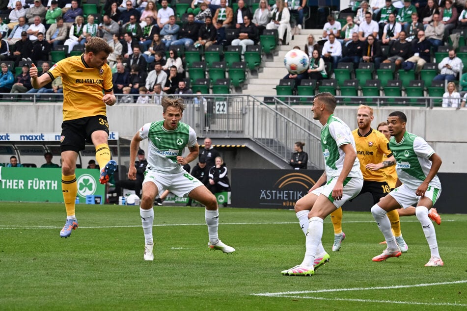 Der erste Zweitligatreffer seit dem 8. Mai 2022 und dem 2:2 in Karlsruhe: Christoph Daferner (27, l.) köpfte zum zwischenzeitlichen 1:2 in Fürth ein.