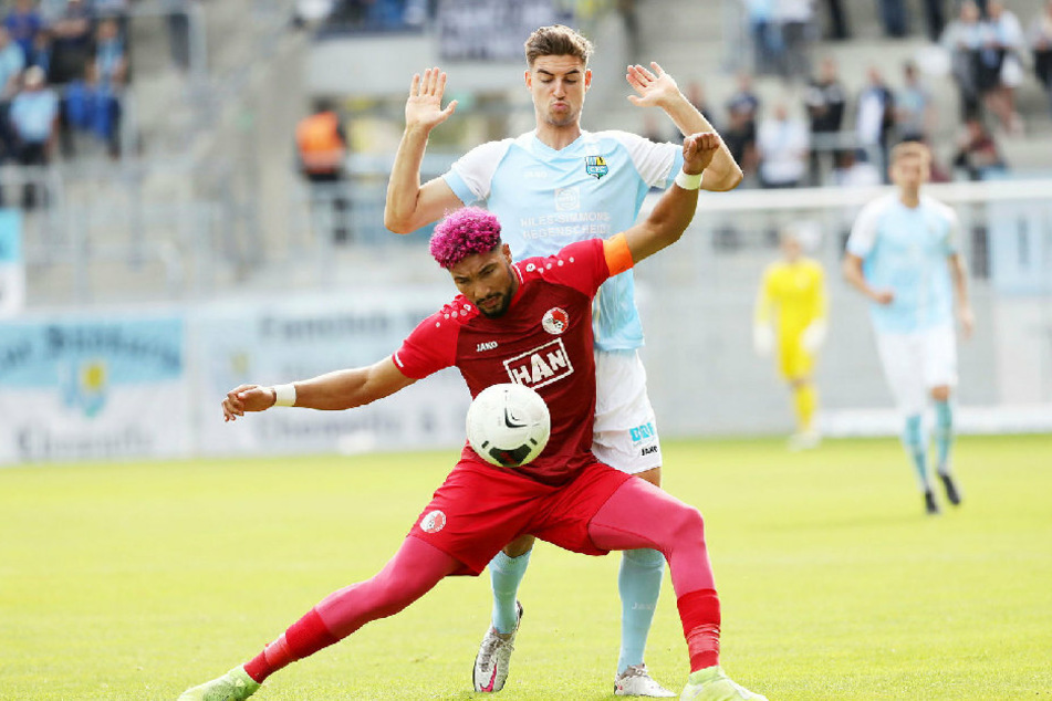 Shawn Ned Ali Kauter vom Berliner AK (vorn) und Danny Breitfelder (Chemnitzer FC).
