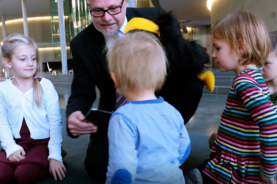 Gespannt lauschen die Kinder den Ausführungen des Politikers.