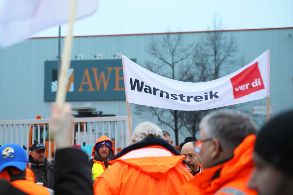 Die Mitarbeiterinnen und Mitarbeiter der Abfallwirtschaftsbetriebe Köln (AWB) gehen von Mittwoch bis Freitag in den Streik. (Symbolbild)