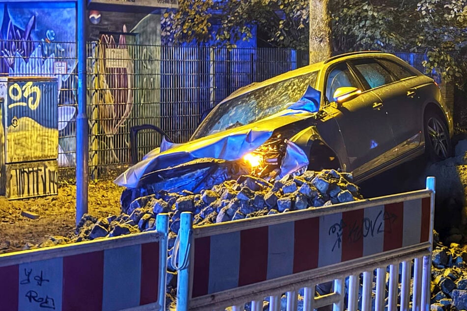 Mercedes kracht in Baustelle: Drei Verletzte bei Unfall in Potsdam