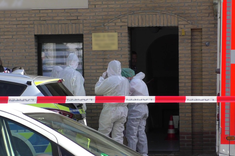 Laut Polizei hatte ein Hinweis zu der Wohnung in Köln-Kalk geführt, in der der 23-Jährige gefunden wurde.