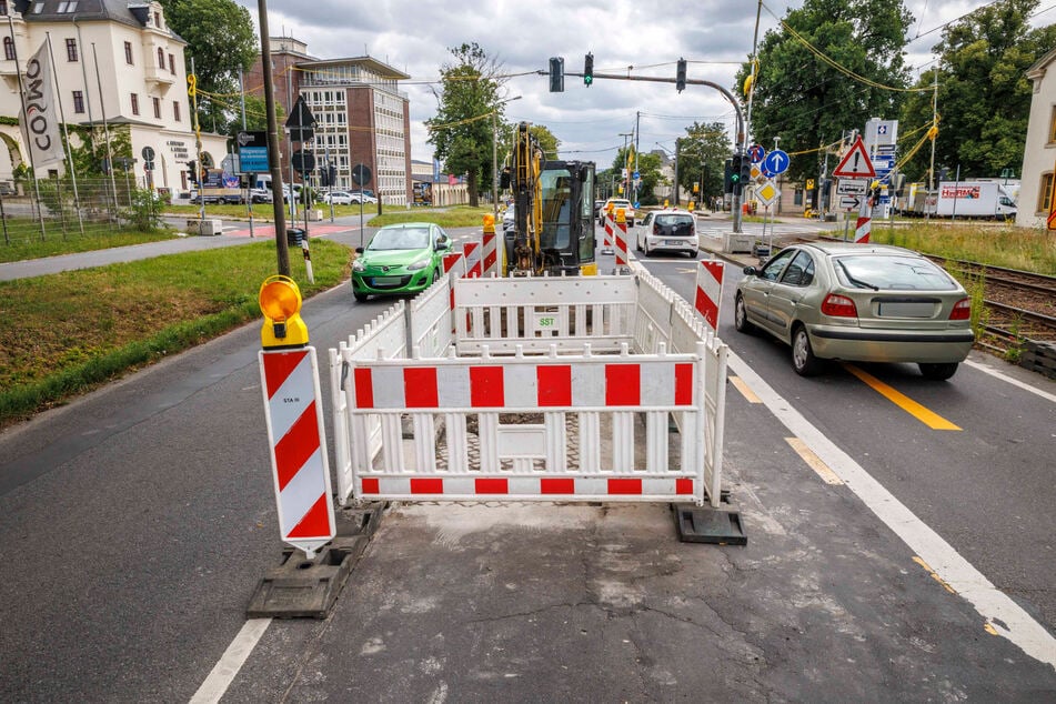 Auf der Königsbrücker Straße nahe der Kreuzung Provianthofstraße senkte sich die Fahrbahn ab.