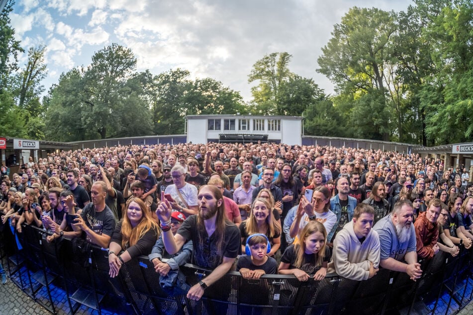Die Fans vor der Bühne feierten ausgiebig das musikalische Gesamtkunstwerk, das ihre Helden boten.