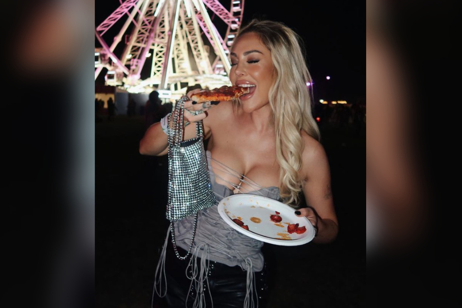 Samantha Abdul (33) posiert auf dem Coachella 2023.
