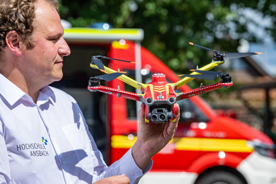 Zusammen mit unter anderem dem Landkreis Cham und dessen Feuerwehren wird eine KI-gestützte Drohne entwickelt, um Waldbrände frühzeitig zu erkennen.