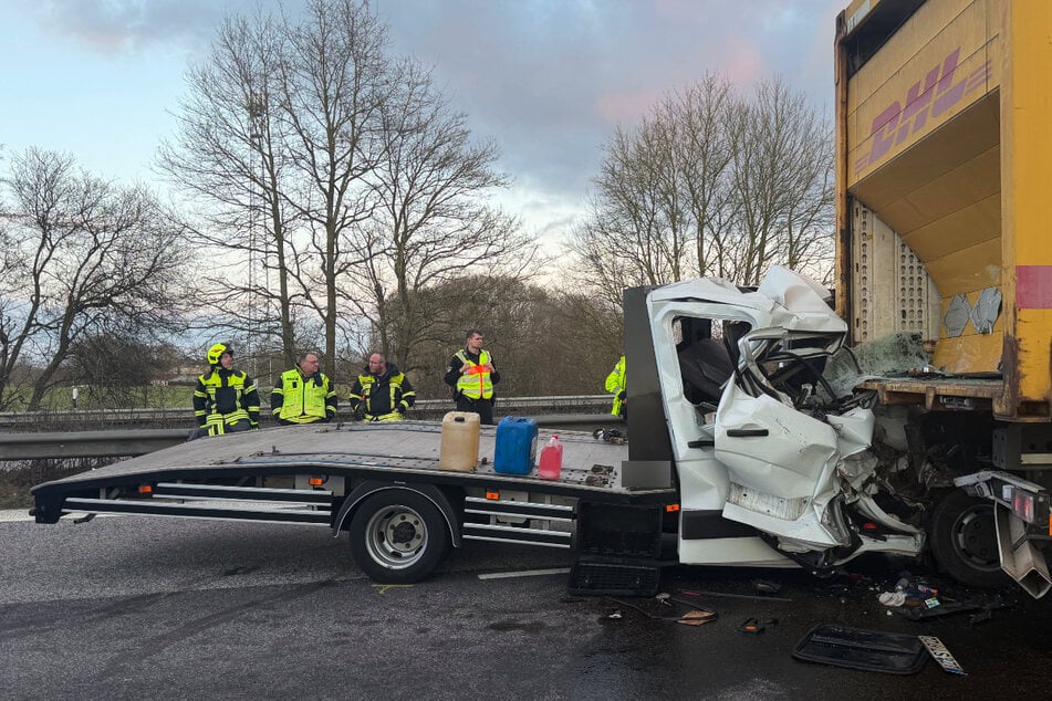 Drei Personen wurden bei dem Crash schwer verletzt.