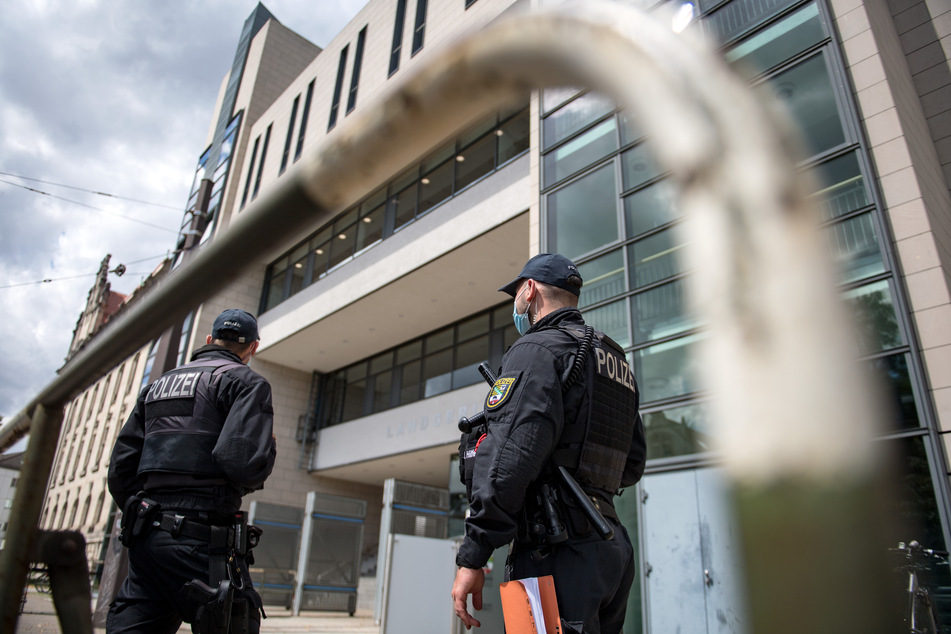 Polizisten stehen vor dem Landgericht Magdeburg.