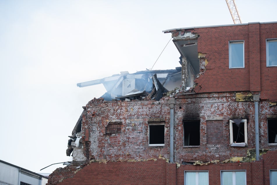 Das Gebäude im Stadtteil Barmbek ist nach der Explosion stark beschädigt.