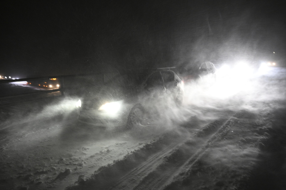 Autos stehen auf der schneebedeckten Straße Europaväg 22 in Ekerod. Am Mittwoch kam der Verkehr dort zwischen Kristianstad und Hörby zum Erliegen.