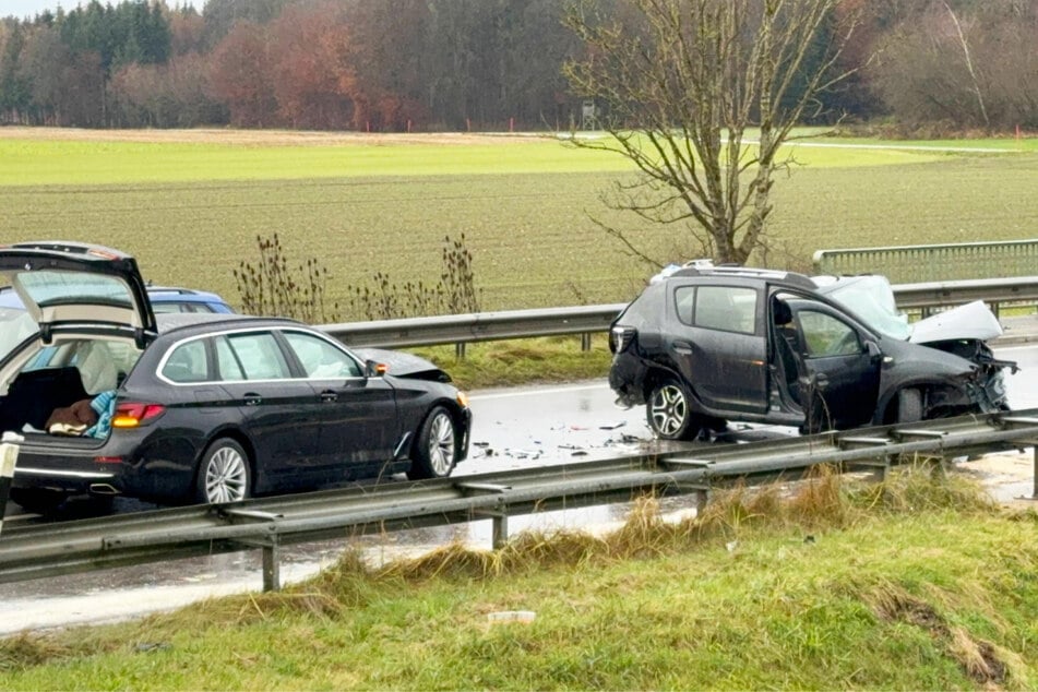 Auf der B304 sind im Landkreis Traunstein insgesamt vier Autos kollidiert, ein Mensch verstarb wenig später im Krankenhaus.