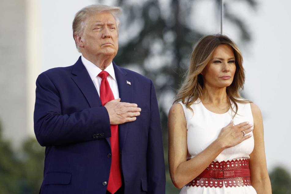 USA, Washington: Donald Trump (74) und First Lady Melania Trump (50) legen bei der Veranstaltung "Salute to America" auf dem Südrasen des Weißen Hauses im Rahmen der Feierlichkeiten am Unabhängigkeitstag ihre Hände auf die Brust.