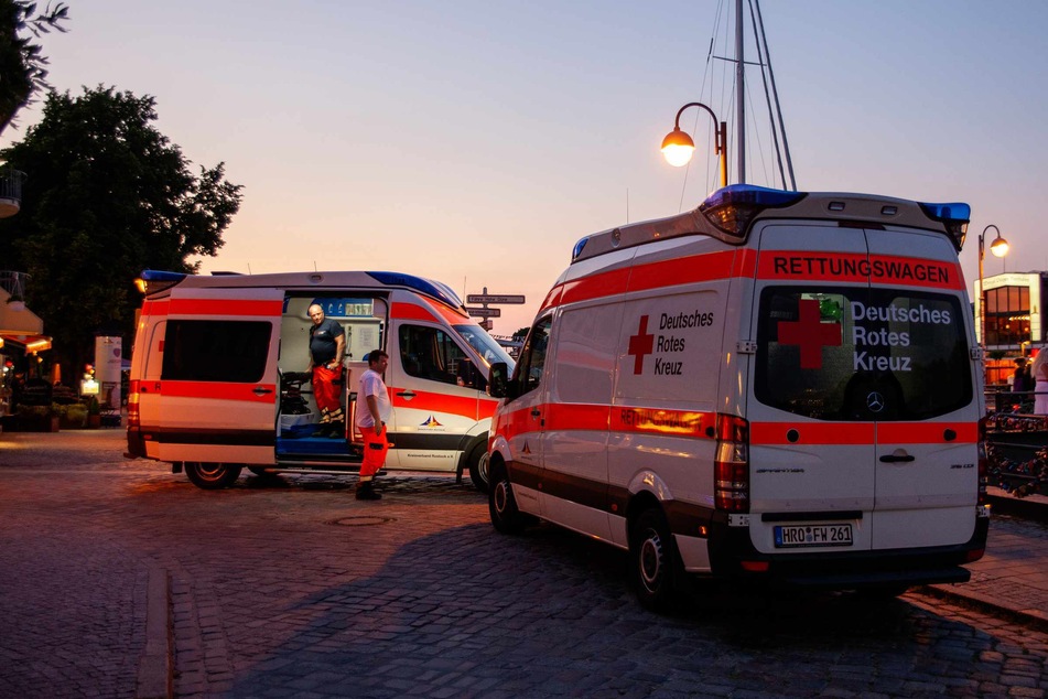 Zwei Rettungswagen versorgten die Männer und brachten sie anschließend in ein Krankenhaus.