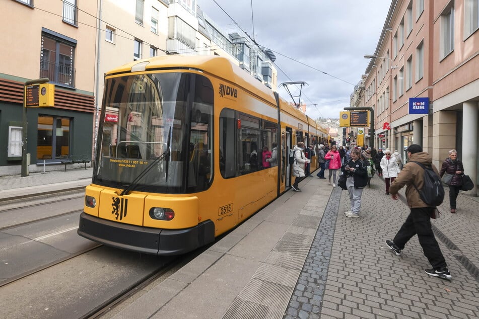 Wer am kommenden Wochenende mit der Straßenbahn oder dem Bus fahren möchte, sollte noch eine zusätzliche Wartezeit einplanen. (Archivbild)