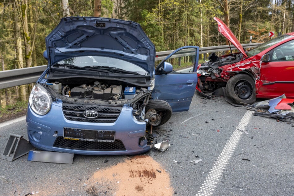 Durch den Unfall wurden drei Personen verletzt.