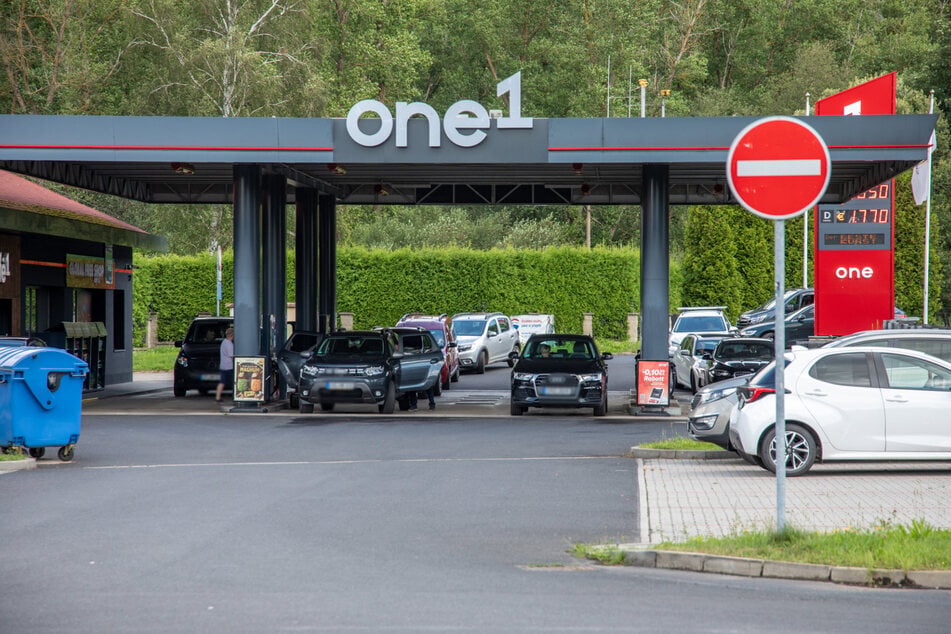 An der gut 500 Meter entfernten one1-Tankstelle in Brandov stehen die Autos Schlange.