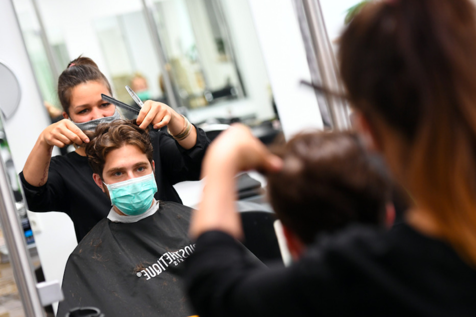 Nach langer Wartezeit dürfen am 1. März wieder Friseure in Bayern öffnen.