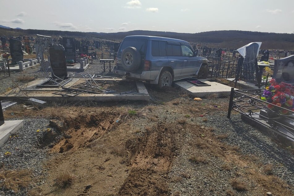 Ein Betrunkener sorgte mit seinem Jeep für reichlich Zerstörung auf einem russischen Friedhof.