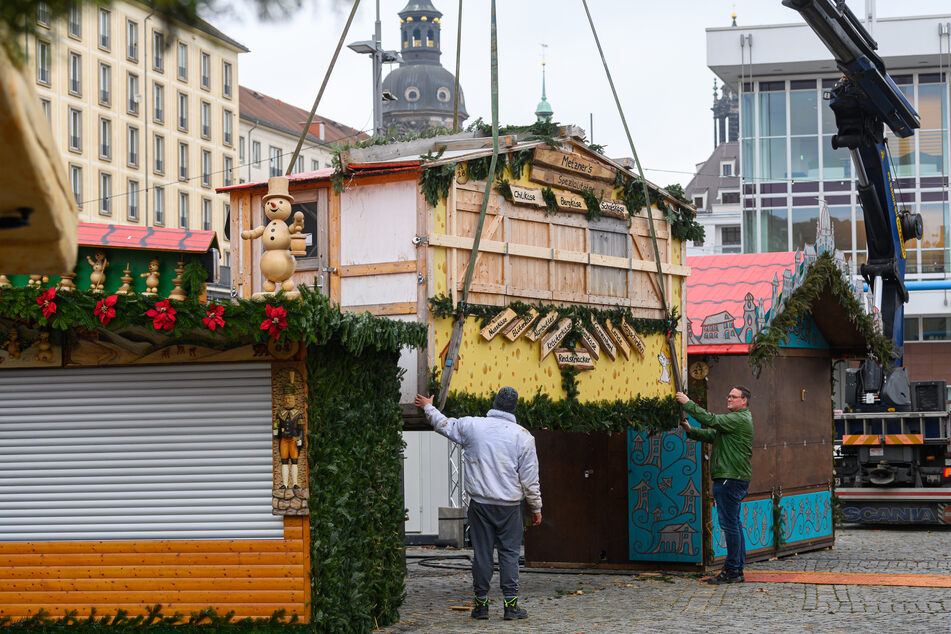 Auch auf dem Dresdner Striezelmarkt müssen die Buden abgebaut werden, ohne einen einzigen Euro Umsatz gemacht zu haben.