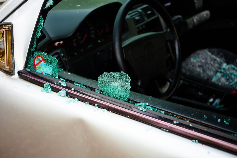 Sie haben vermutlich die Scheibe des Toyota eingeschlagen, um dann damit davonzufahren. (Symbolbild)