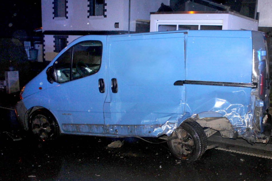 Der blaue Transporter wurde durch den Unfall so stark beschädigt, dass er nun als Totalschaden gilt.