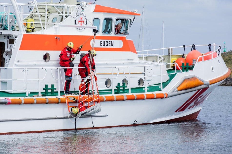 Die Besatzung der Deutschen Gesellschaft zur Rettung Schiffbrüchiger (DGzRS) übt im Hafen die Rettung eines im Meer schwimmenden Menschen. (Archivbild)