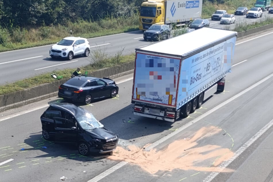 Mindestens eine Person wurde bei dem Crash auf der A59 am Donnerstagvormittag lebensgefährlich verletzt.