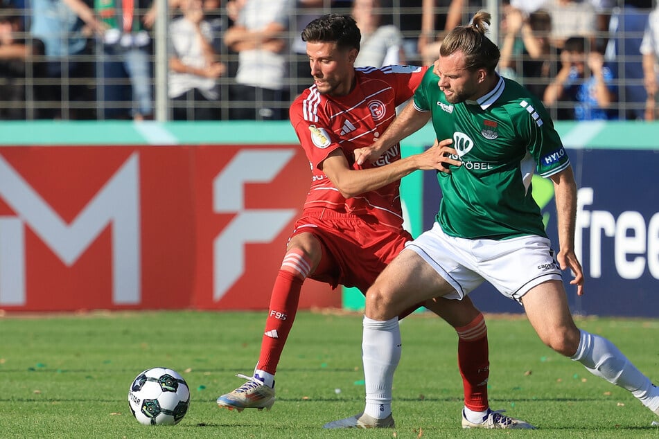 Manuel Wintzheimer (r.) öffnet für Schweinfurt die Tür zur Pokalüberraschung.